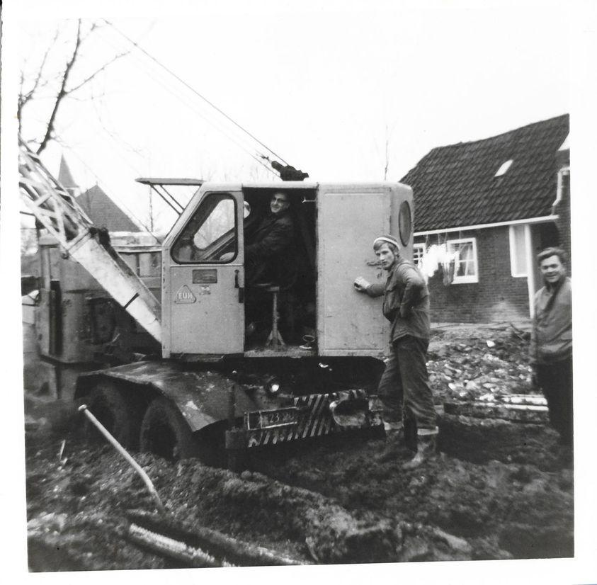 Opruiming van het huis D. Nauta  Laatste huis Havenstraat. Hendrik Martini, Doede Nauta en Piet Veenkamp.